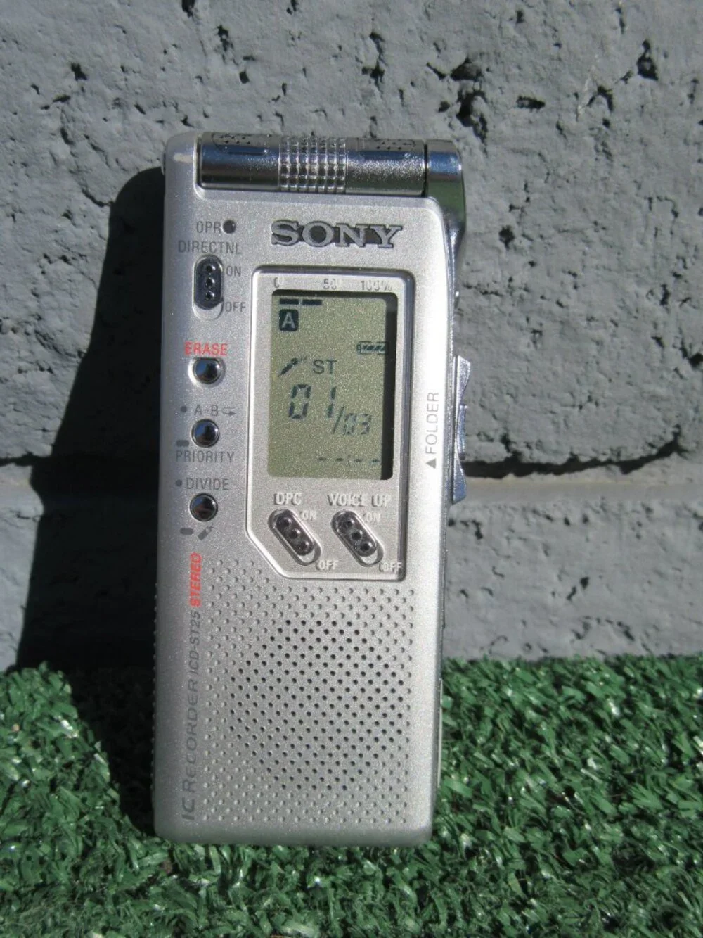 Sony ICD-ST25 IC Digital Compact Audio Voice Recorder w/ Charger Tested Working